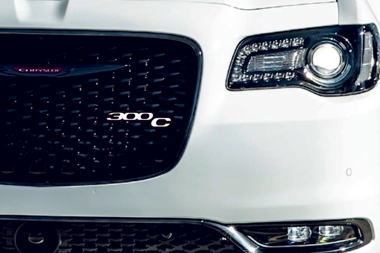 Chrysler 300C II emblemat na osłonę chłodnicy z logo 300C