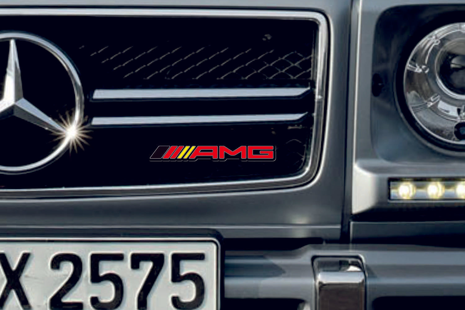 Emblemat na osłonę chłodnicy Mercedesa z logo AMG