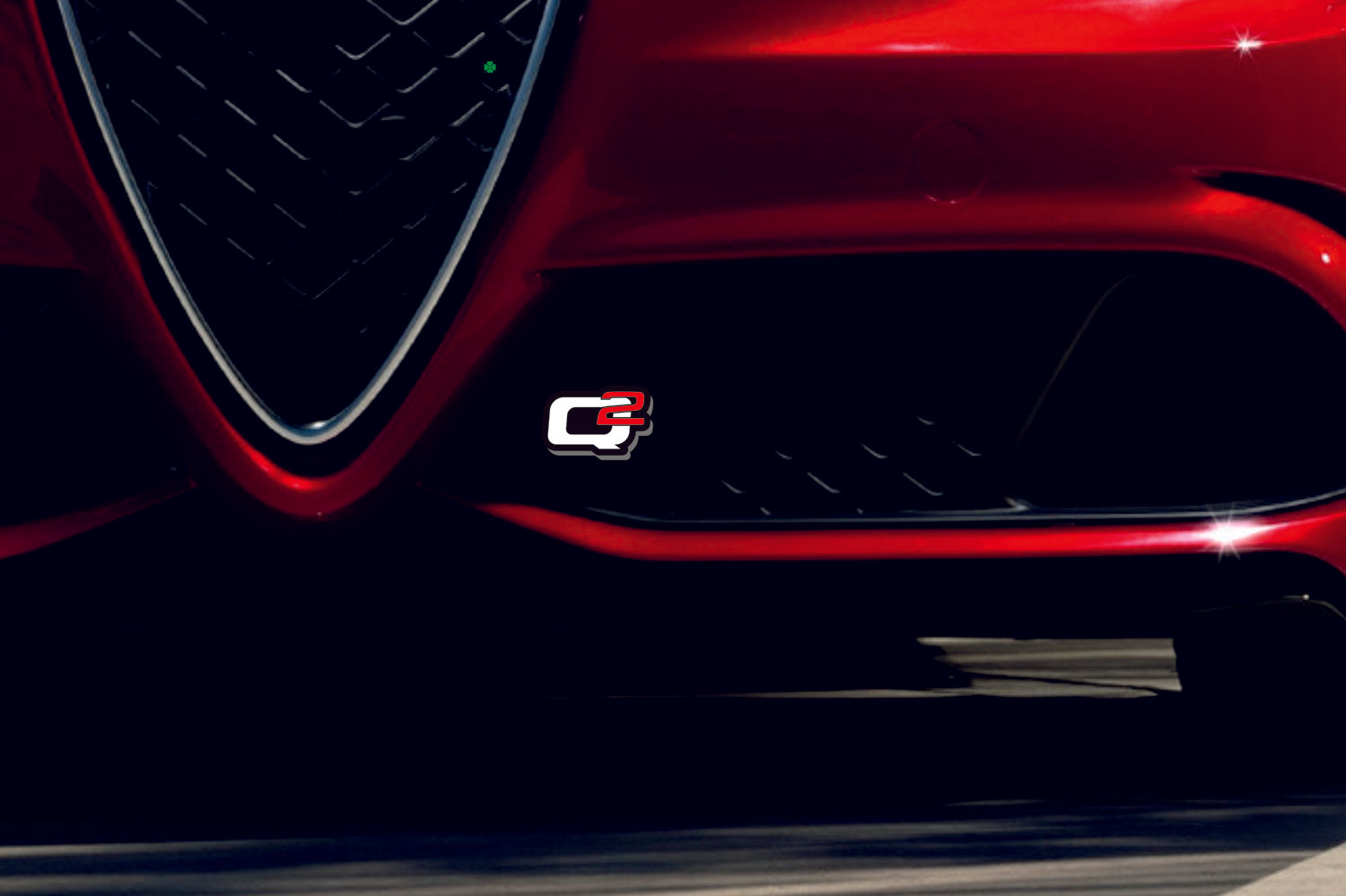Emblema de la parrilla del radiador Alfa Romeo con el logo Q4