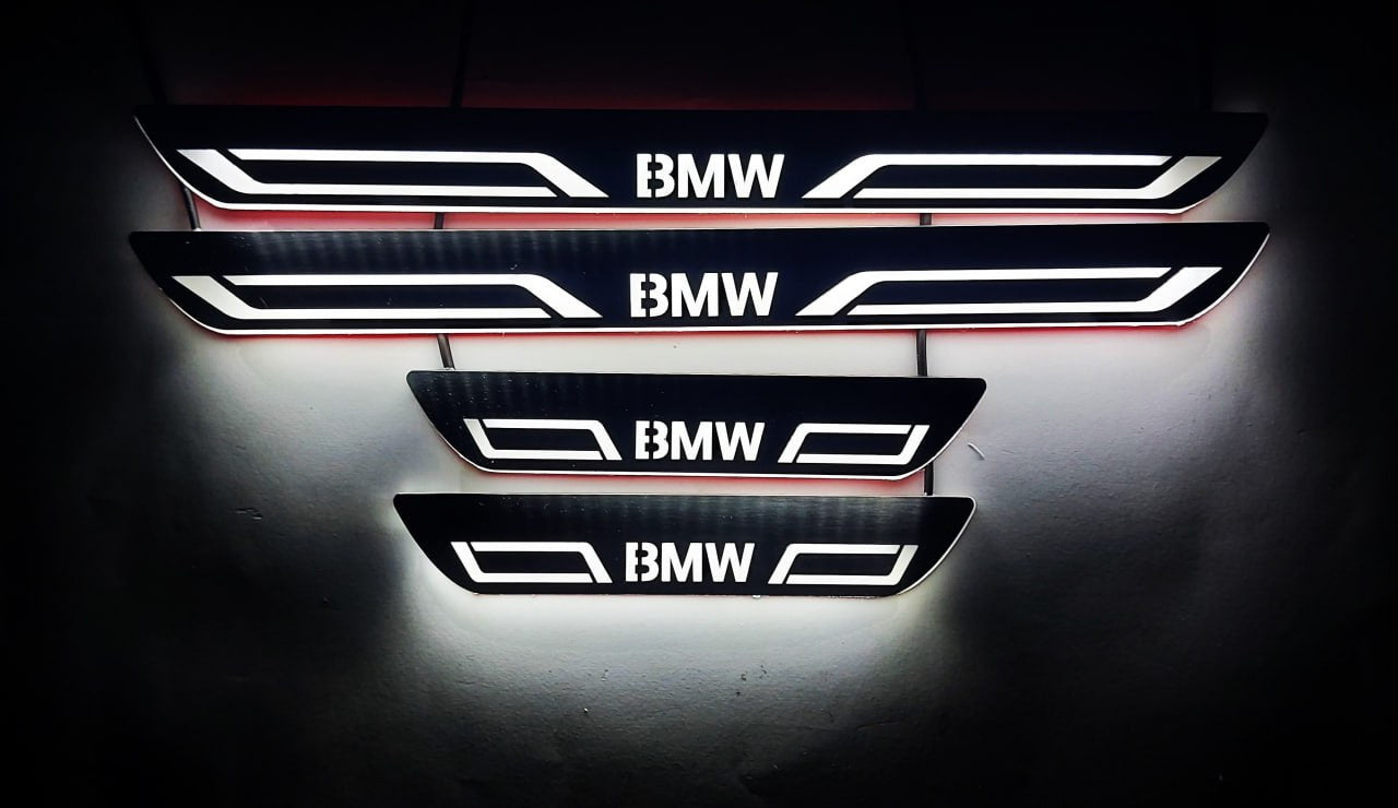 BMW X5 F15 はロゴ M パフォーマンスのドア敷居を導きました