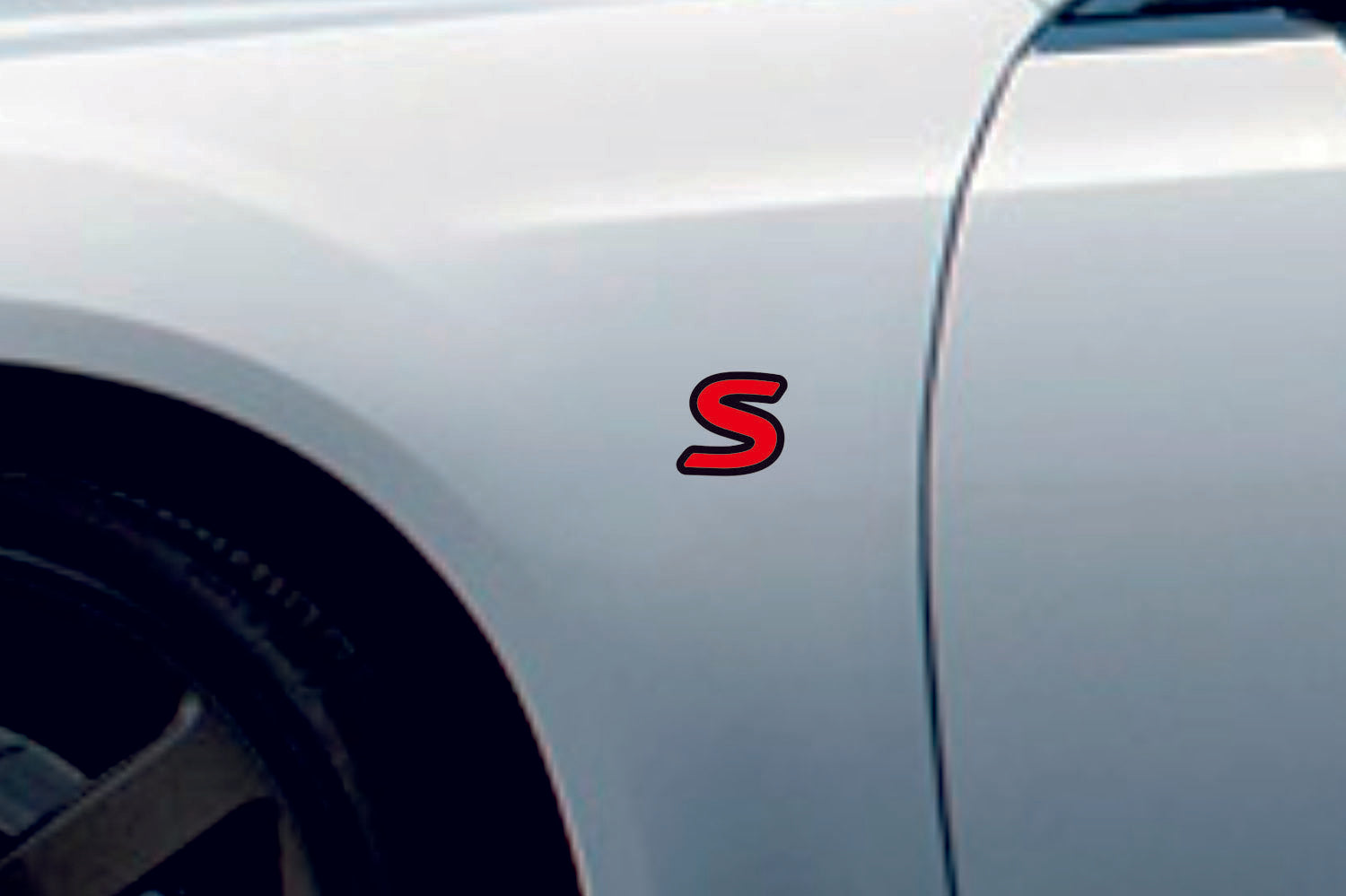 Infiniti emblem for fenders with Infiniti S logo