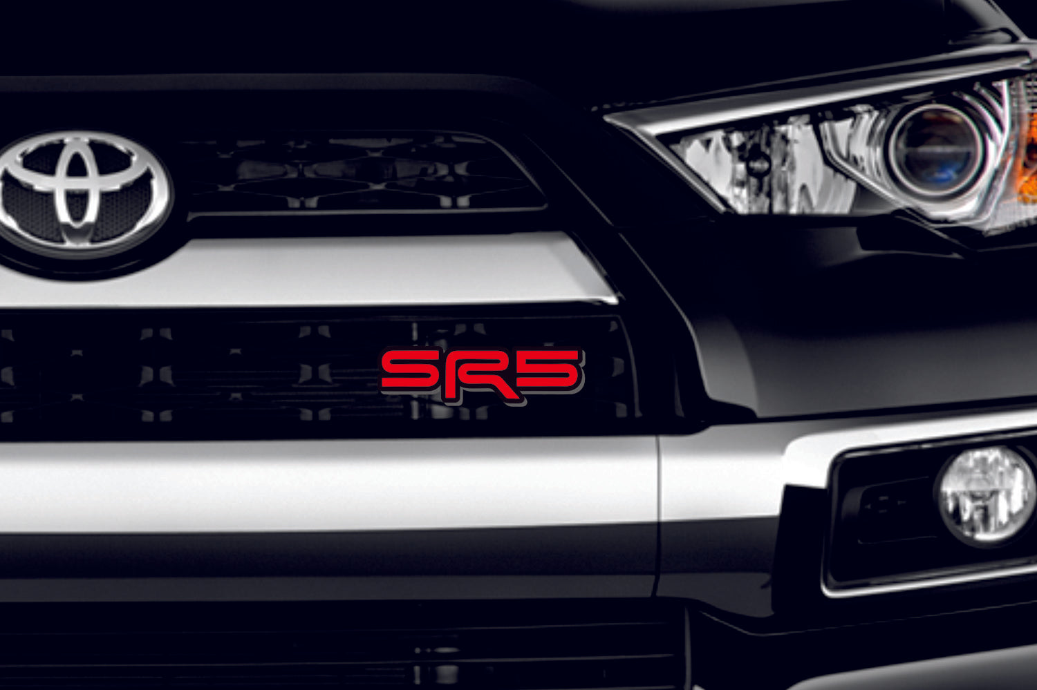 Emblema de la parrilla del radiador Toyota con el logotipo TRD