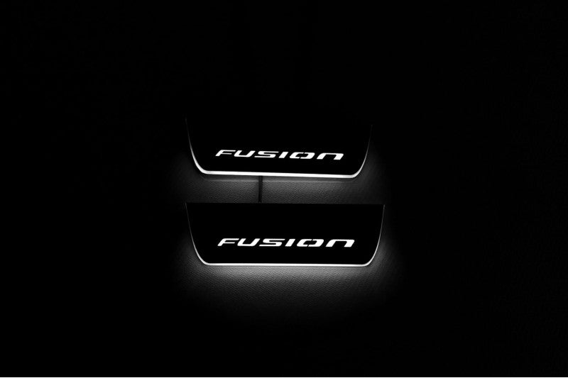 Soleiras das portas em led Ford Fusion II com logotipo Fusion